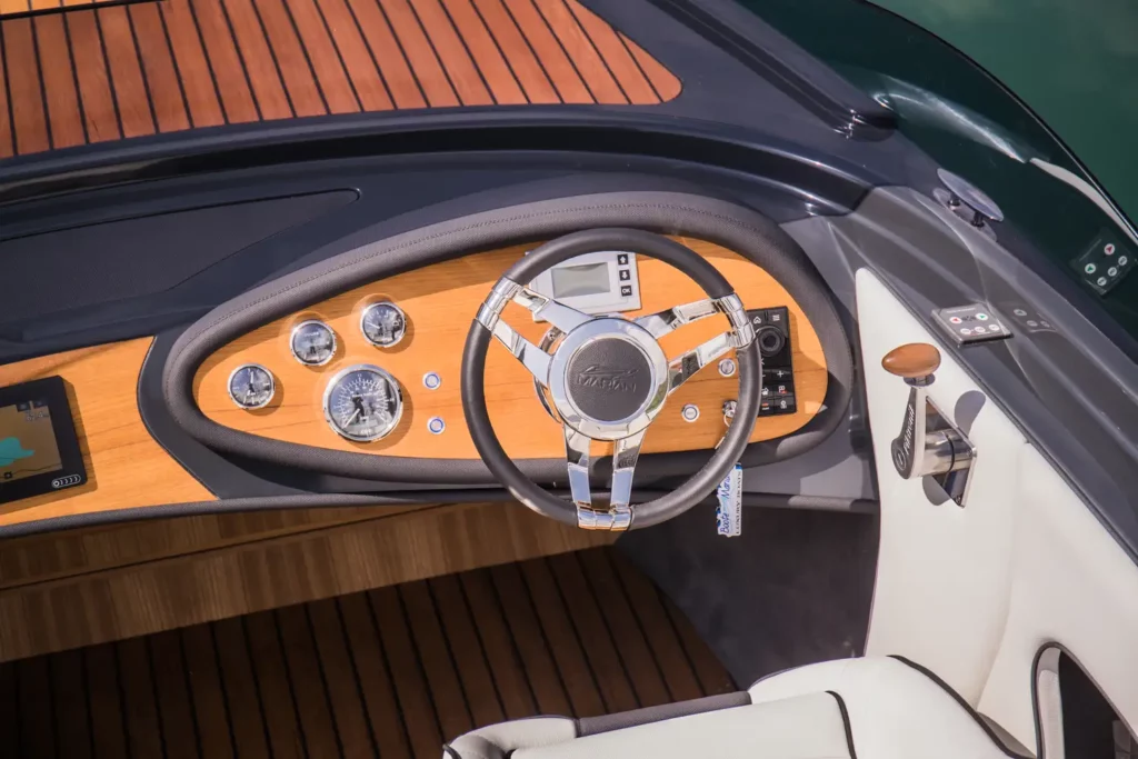 Das edle Steuerrad einer Marian Laguna 760