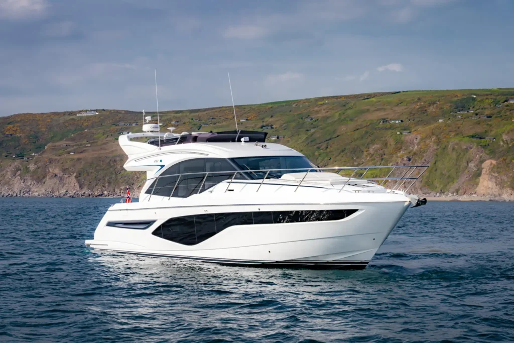 f50-exterior-white-hull-07-2022