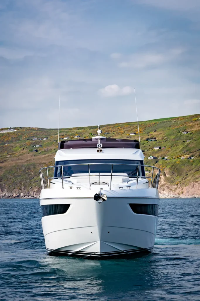 f50-exterior-white-hull-09-2022