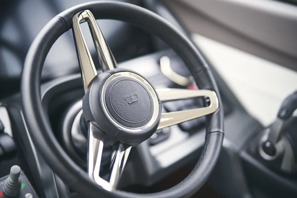 f50-interior-helm-wheel-detail-walnut-satin-2022