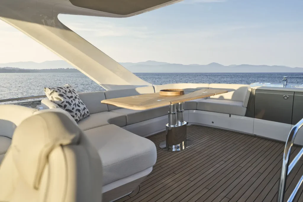 f58-exterior-flybridge-dining-area