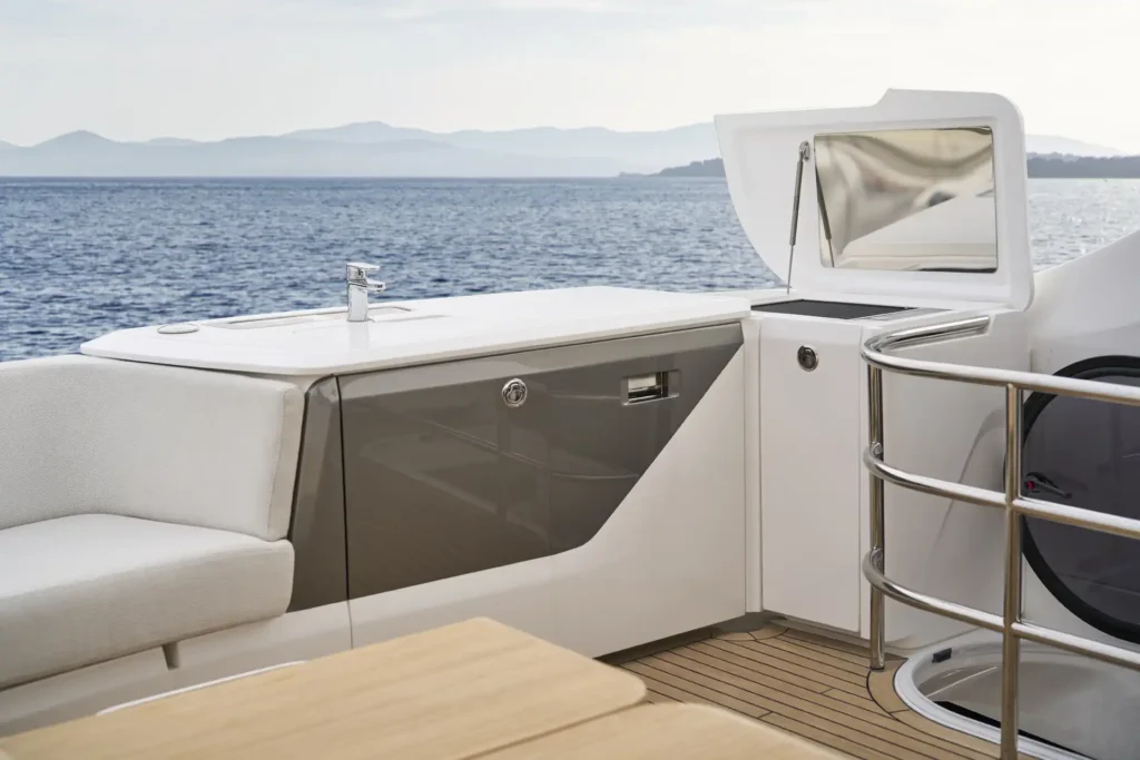 f58-exterior-flybridge-wetbar-electric-grill-open-02
