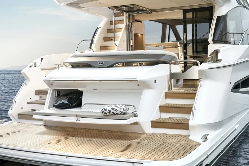 f58-exterior-transom-with-optional-seat-white-hull