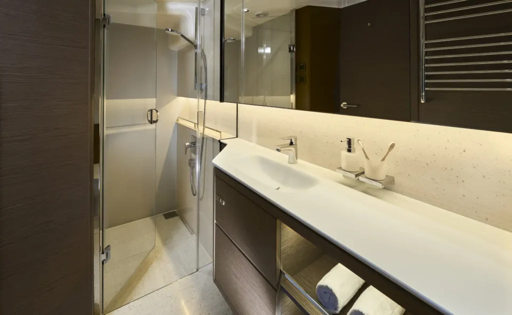 f58-interior-owners-bathroom-silver-oak