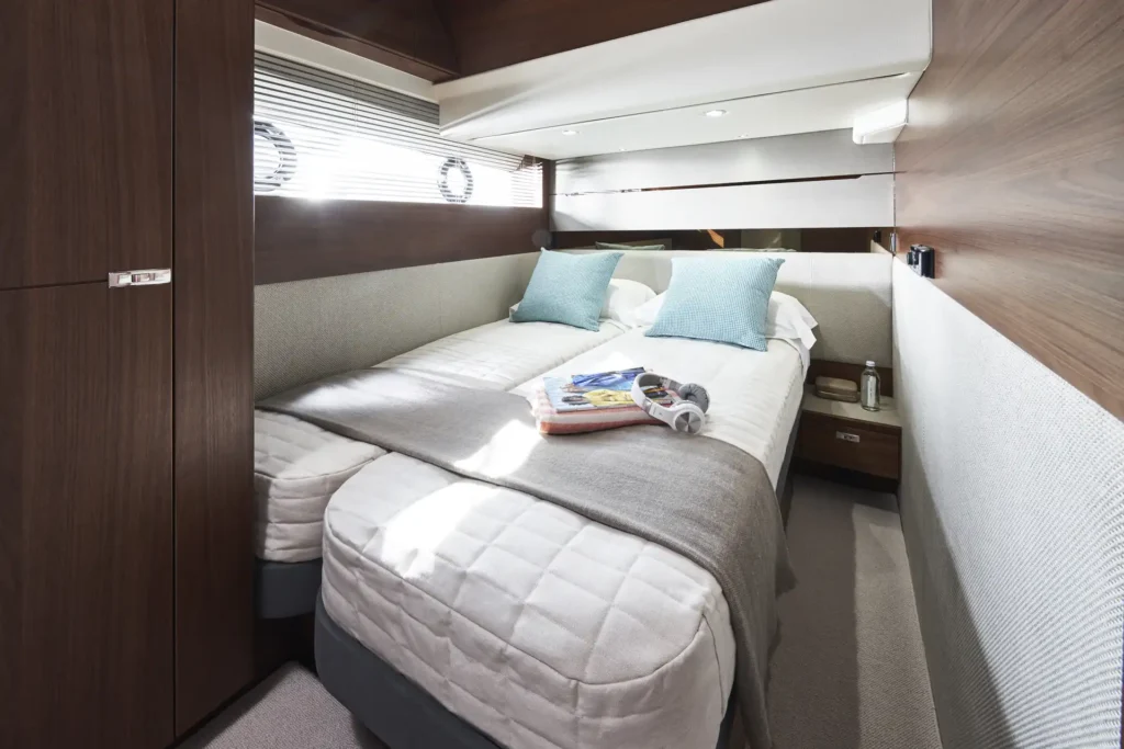 s62-interior-starboard-guest-cabin-double-bed-conversion