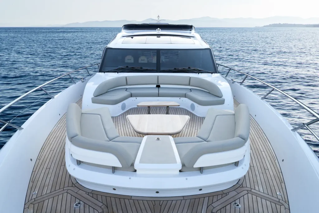 s80-exterior-foredeck-detail