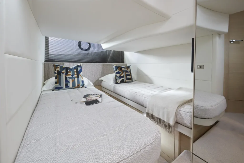 v40-interior-aft-cabin-alba-oak-satin