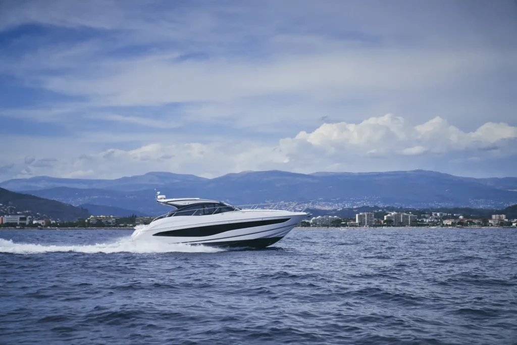 v50-open-exterior-white-hull-02