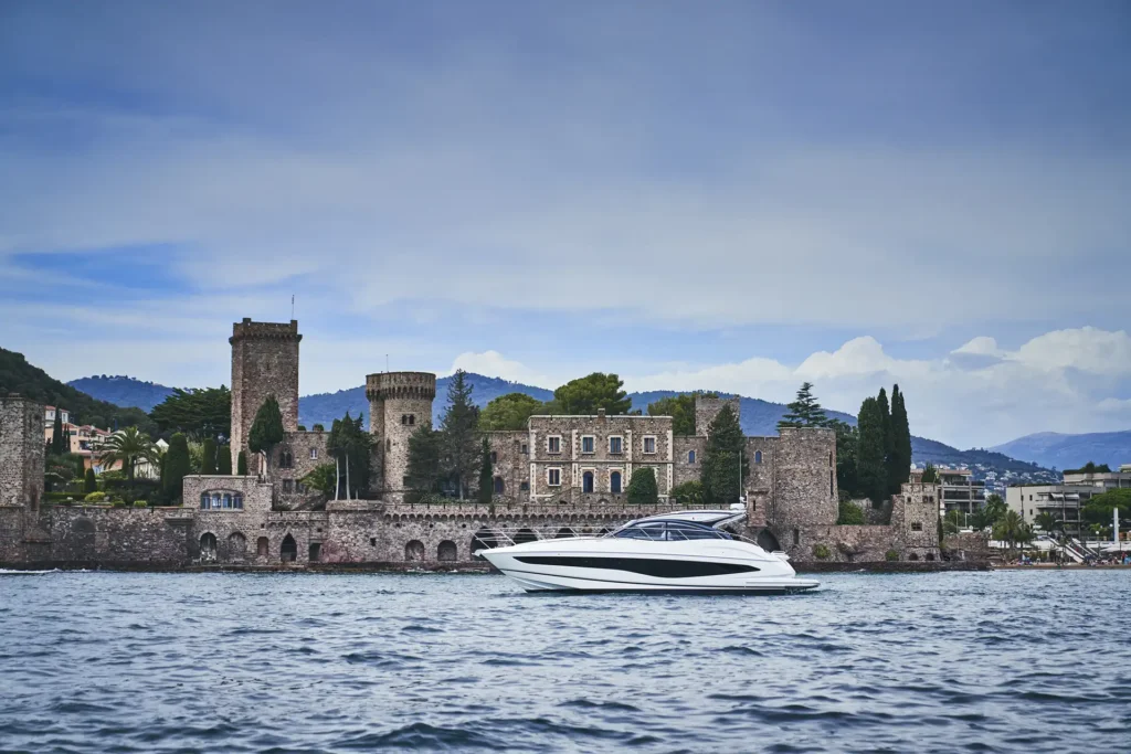 v50-open-exterior-white-hull-03