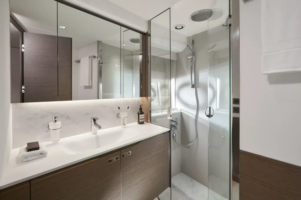 y72-interior-starboard-guest-cabin-forward-bathroom