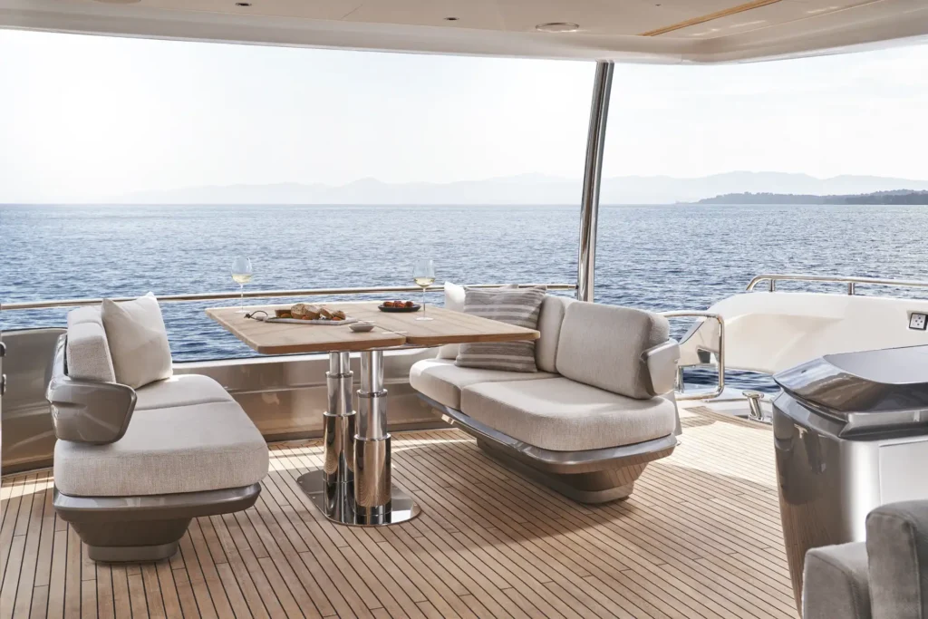 y85-exterior-cockpit-looking-aft-dining-table