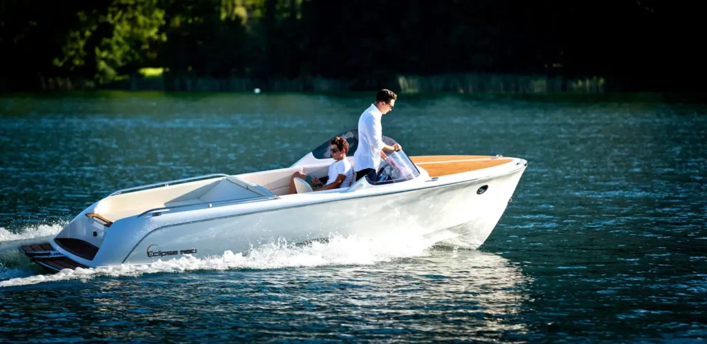 Marian Eclipse 580 Seitenansicht bei Fahrt auf den Wolfgansee