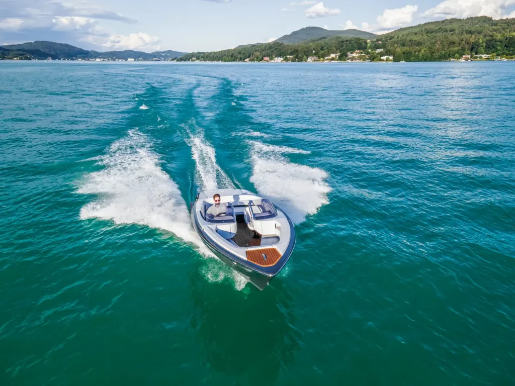 Marian M 800 Spyder am Wörthersee vor dem Bug bei Fahrt