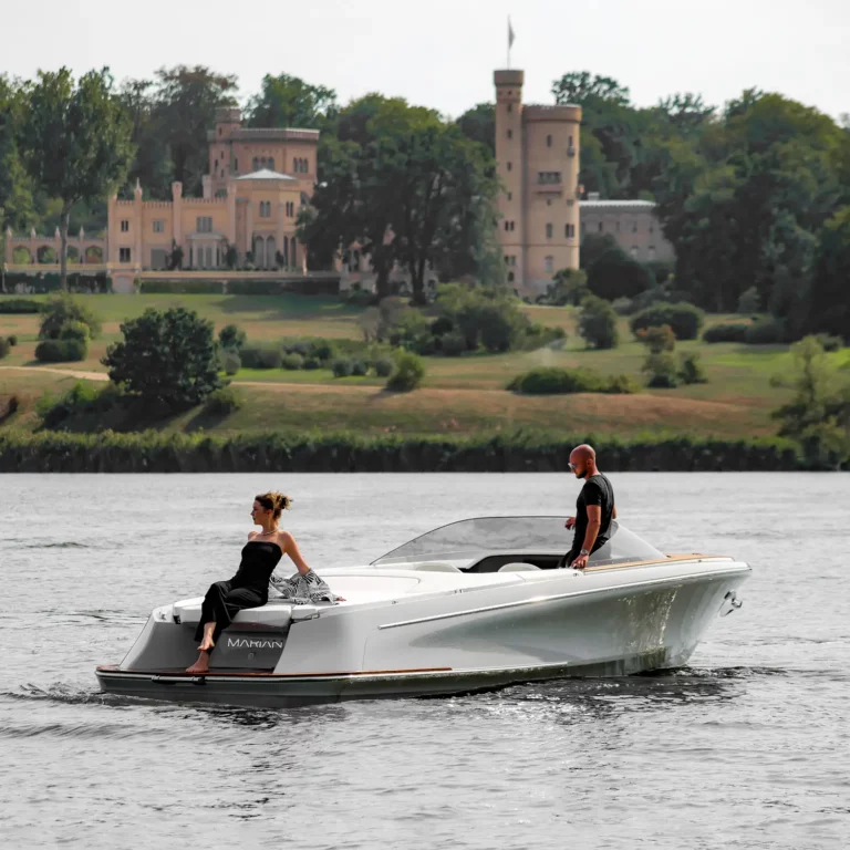 Marian M 800 vor einem Schloss