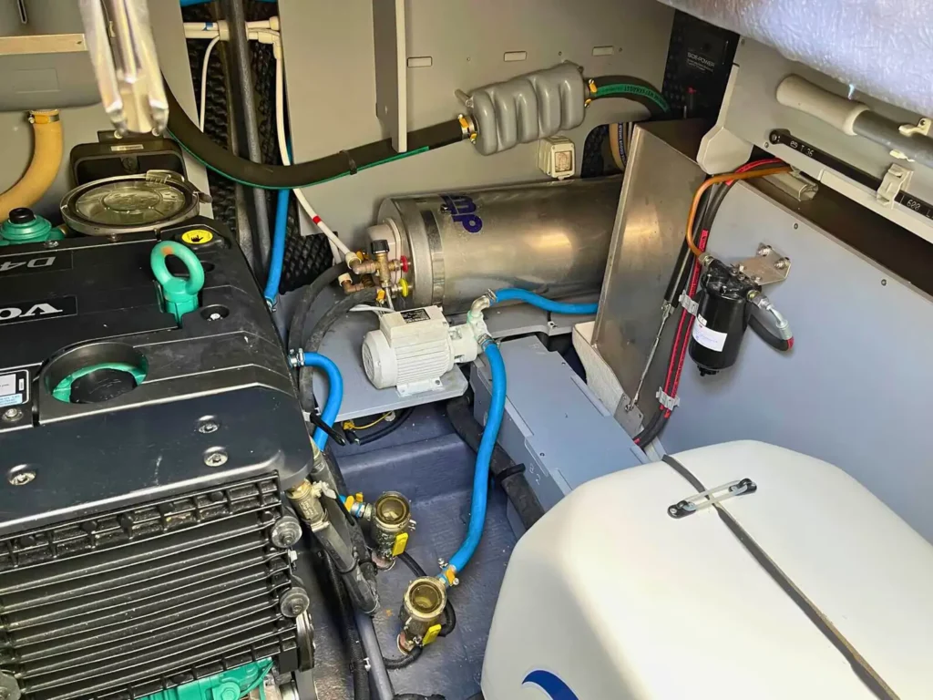 Detaillierte Ansicht im Maschinenraum einer Cranchi T36 Yacht mit sichtbaren Teilen des Motors, Schläuchen und anderen mechanischen Komponenten.