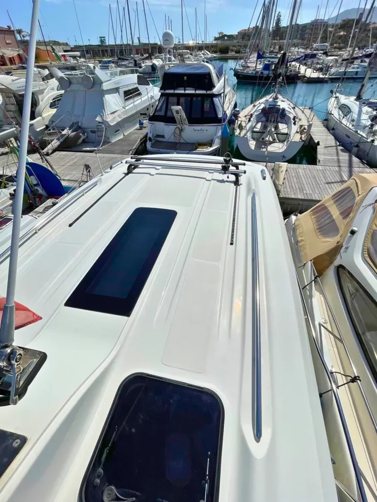 Draufsicht vom Bug einer Cranchi T36 Yacht, die im Yachthafen vertäut ist und ihr stromlinienförmiges Design und Decksausrüstung zeigt.