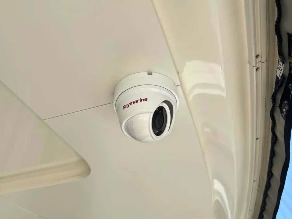 Nahaufnahme einer auf der Decke einer Cranchi T36 Yacht installierten Raymarine-Sicherheitskamera, die die Sicherheit an Bord erhöht.