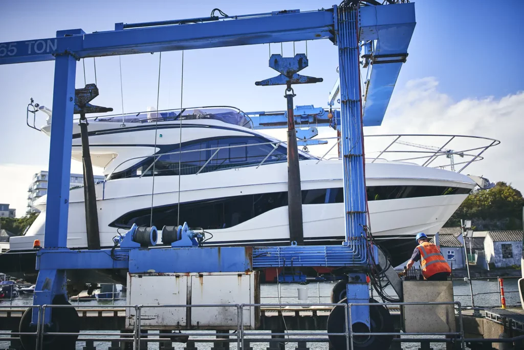 Wartung einer Yacht im Werf vor dem Motoryacht-Kauf.