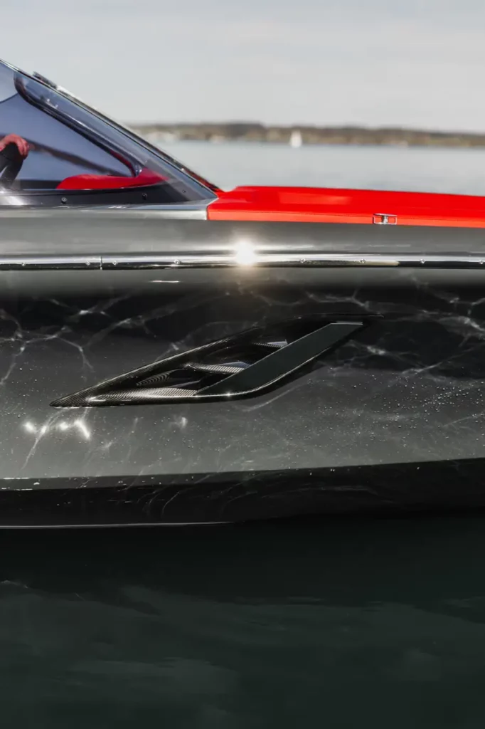 Frontansicht der ABT Marian M 800-R mit klaren Linien und rotem Interieur, die elegant über ruhiges Wasser gleitet.