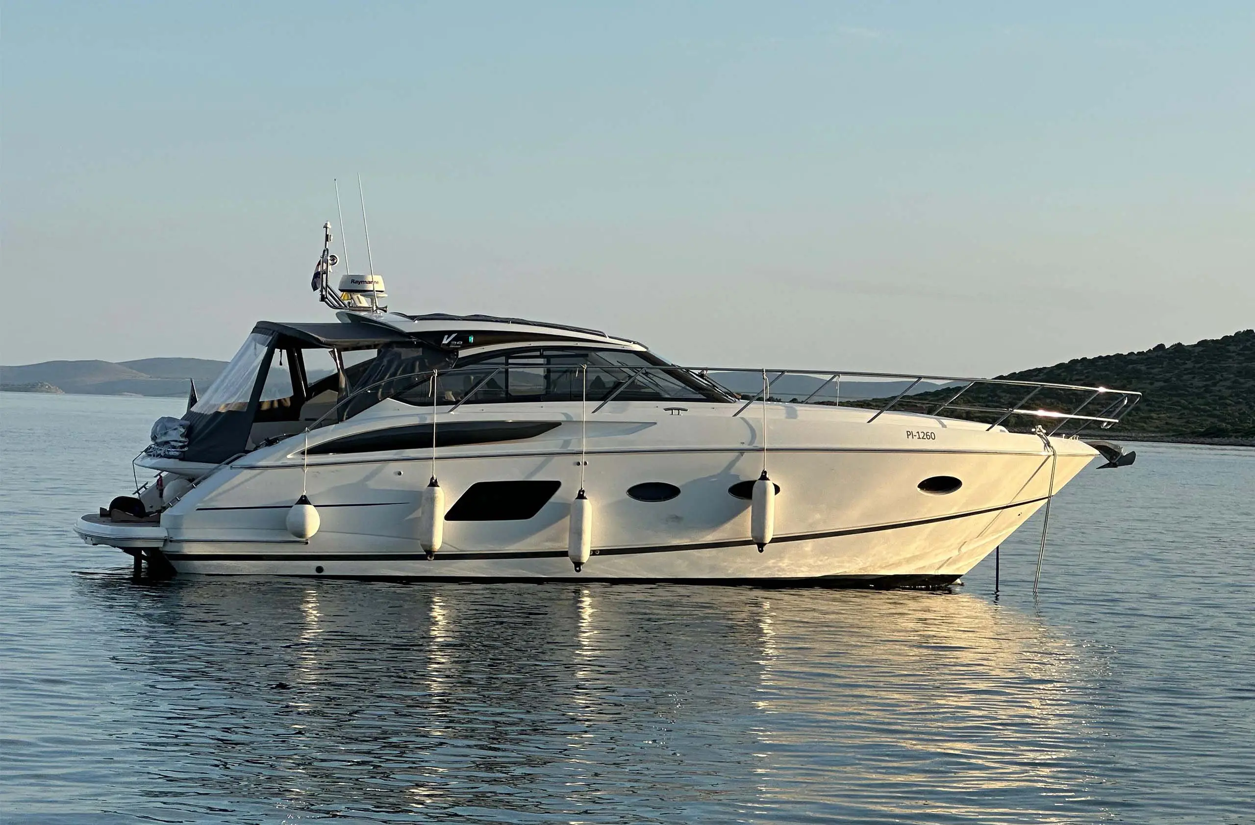 Princess V32 zu Verkauf bei Avcon Yacht