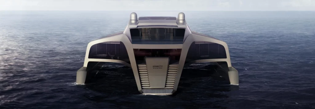 Hinteransicht des 210 Sunreef Power Trimaran bei Tag, auf dem Meer. Die Architektur zeigt eine breite Treppe, die ins Wasser führt, sowie großzügige Fensterfronten, die das luxuriöse Innere des Trimarans erahnen lassen.
