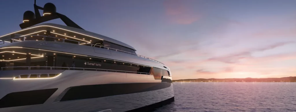 Ein seitliches Profil der Sunreef 49M Yacht in der Dämmerung, mit der Stadtsilhouette im Hintergrund. Das Bild erfasst die schlanken Linien und das anspruchsvolle Design des Schiffes, das vor einem wunderschönen Sonnenuntergang in Szene gesetzt wird.