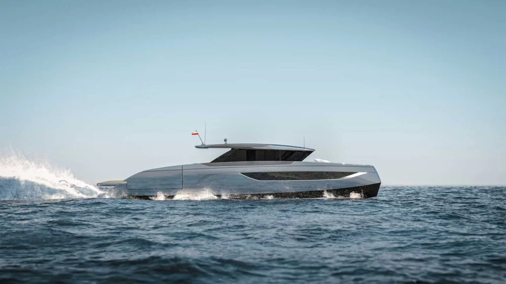 Die Sunreef 55 Ultima gleitet ruhig über das Meer, und präsentiert ihr elegantes Design aus der Seitenperspektive.