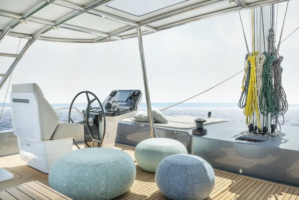 Flybridge auf der Sunreef 60, ausgestattet mit bequemen Sitzgelegenheiten, einem Steuerstand und einem schattigen Bereich, der perfekt zum Entspannen ist.