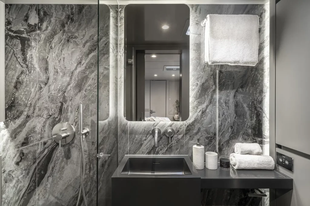 Elegantes Badezimmer auf der Sunreef 60, mit stilvollem Waschbecken, Marmorarbeitsplatte und modernem Duschbereich.