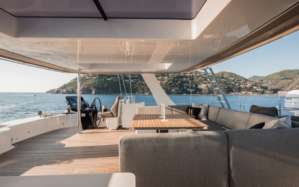 Großzügiger Lounge-Bereich auf der Flybridge der Sunreef 70 mit modernen Sitzgelegenheiten und Panoramablick auf das Meer.