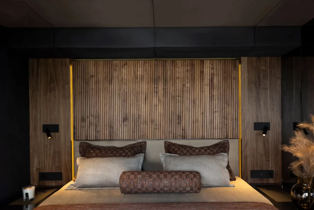 Detaillierte Ansicht des stilvollen Kopfteils im Schlafzimmer des 70 Sunreef Power, mit sorgfältig ausgewählten Materialien und Beleuchtung.