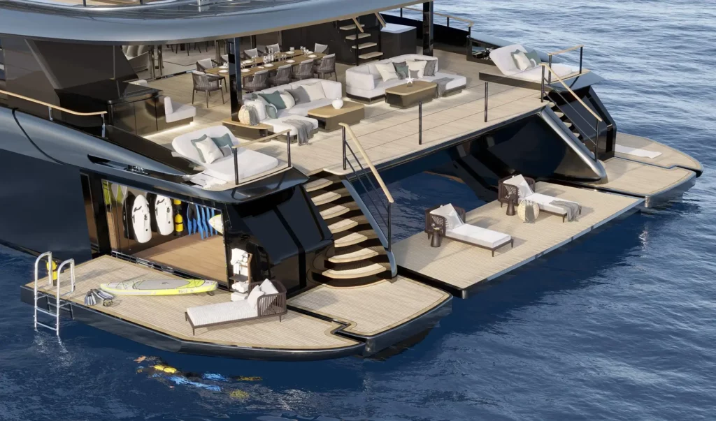 Rückansicht des Sunreef 43M Superkatamarans auf dem Wasser, zeigt das elegante, moderne Design mit einem hoch aufragenden Mast und weitläufigen Decksflächen für luxuriösen Komfort und Entspannung.