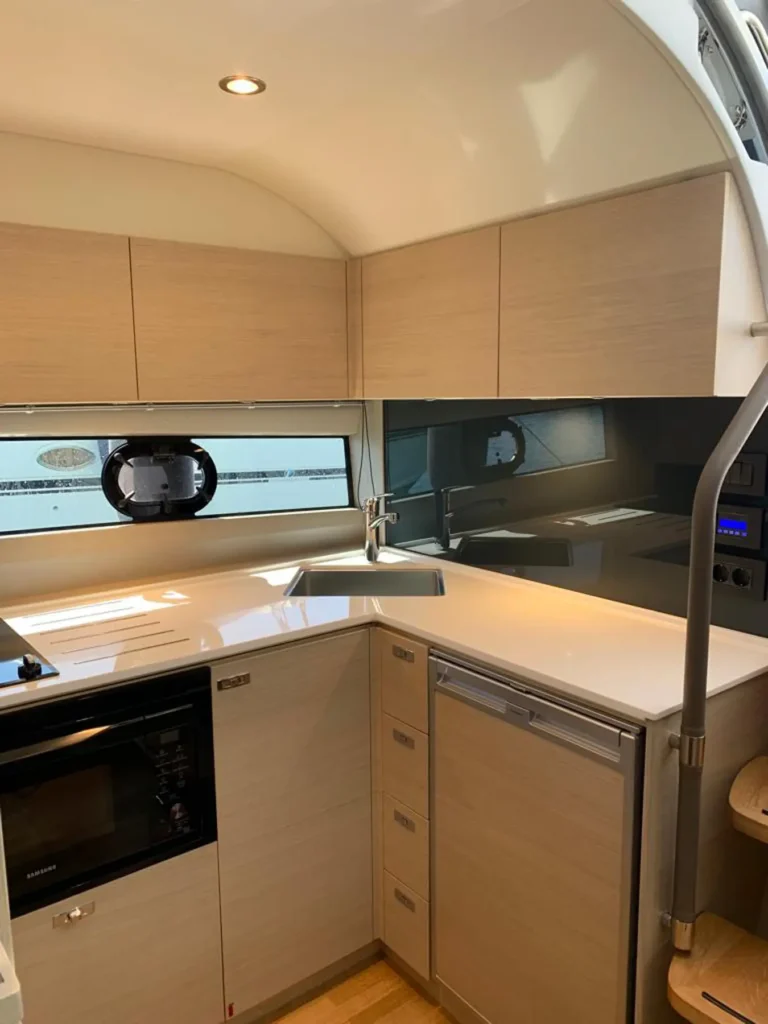 Küche der Princess V40 2022 mit modernem Design, hochwertigen Geräten und einer großzügigen Arbeitsfläche. Perfekt für kulinarische Genüsse an Bord.