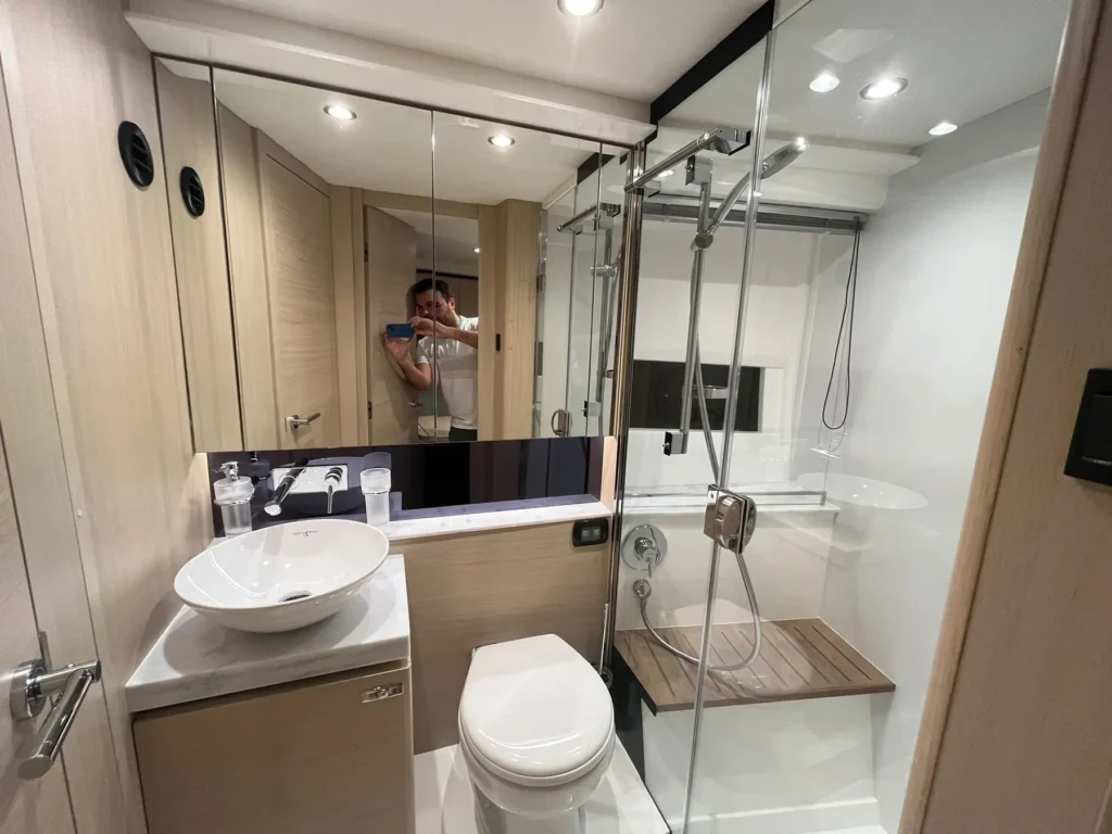 Hochwertiges Badezimmer im Unterdeck der Princess V40 2022, ausgestattet mit moderner Dusche, eleganten Armaturen und großzügigem Spiegel.