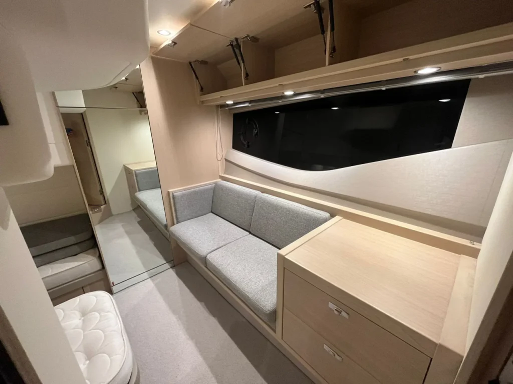 Bequemer Sitzbereich im Unterdeck der Princess V40 2022, mit weichen Polstern und dezenter LED-Beleuchtung für ein luxuriöses Ambiente.