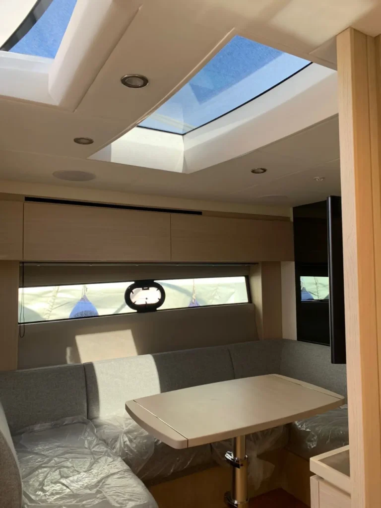 Moderne Küche im Unterdeck der Princess V40 2022, mit großzügiger Arbeitsfläche, Einbaugeräten und einem zeitlosen Holzfinish.