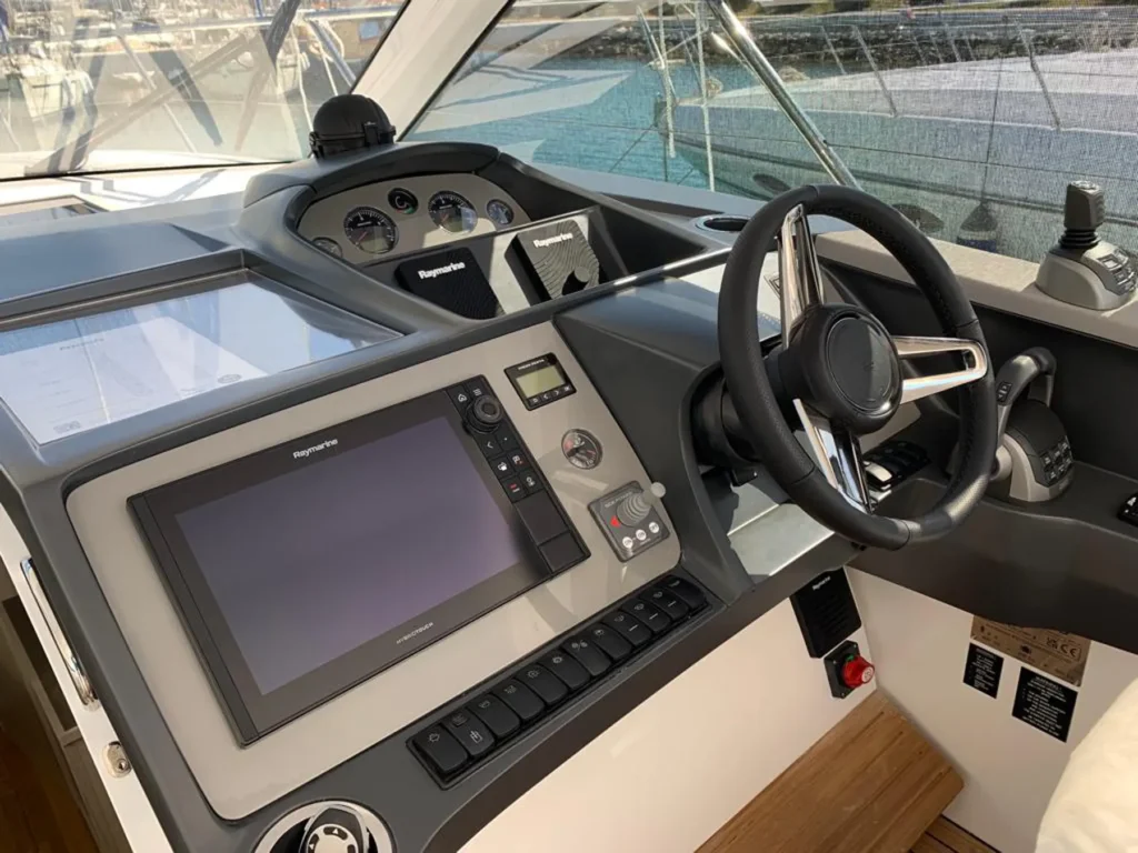 Cockpit der Princess V40 2022 mit modernem Steuerbereich, großen Bildschirmen und eleganter Steuerung. Ideal für den anspruchsvollen Bootsfahrer.