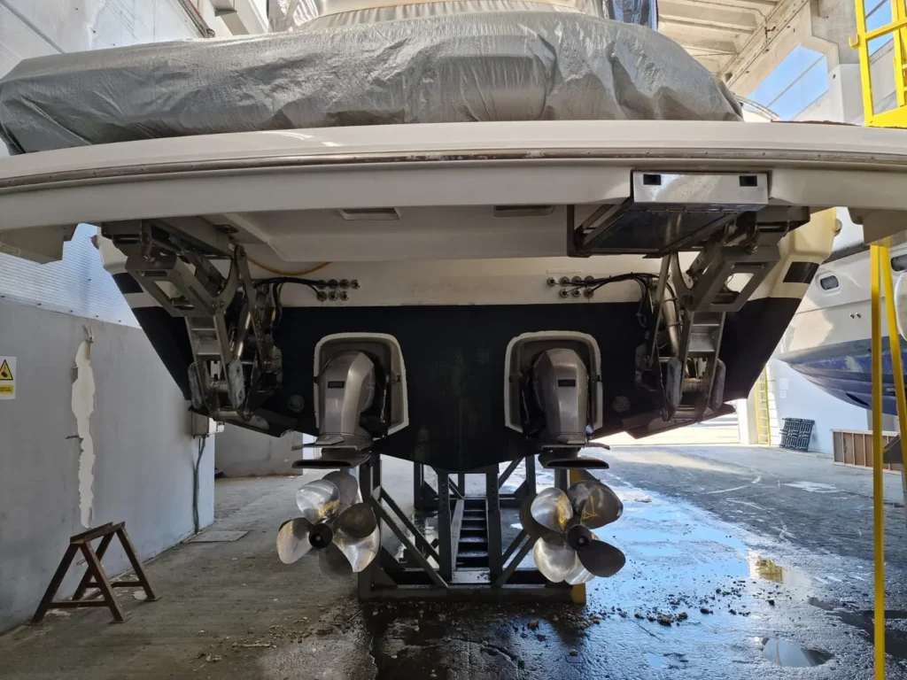 Nahaufnahme der Propeller und des Antriebssystems der Princess V40 2022 in einer Werft. Zeigt die präzise Technik und Bauweise.