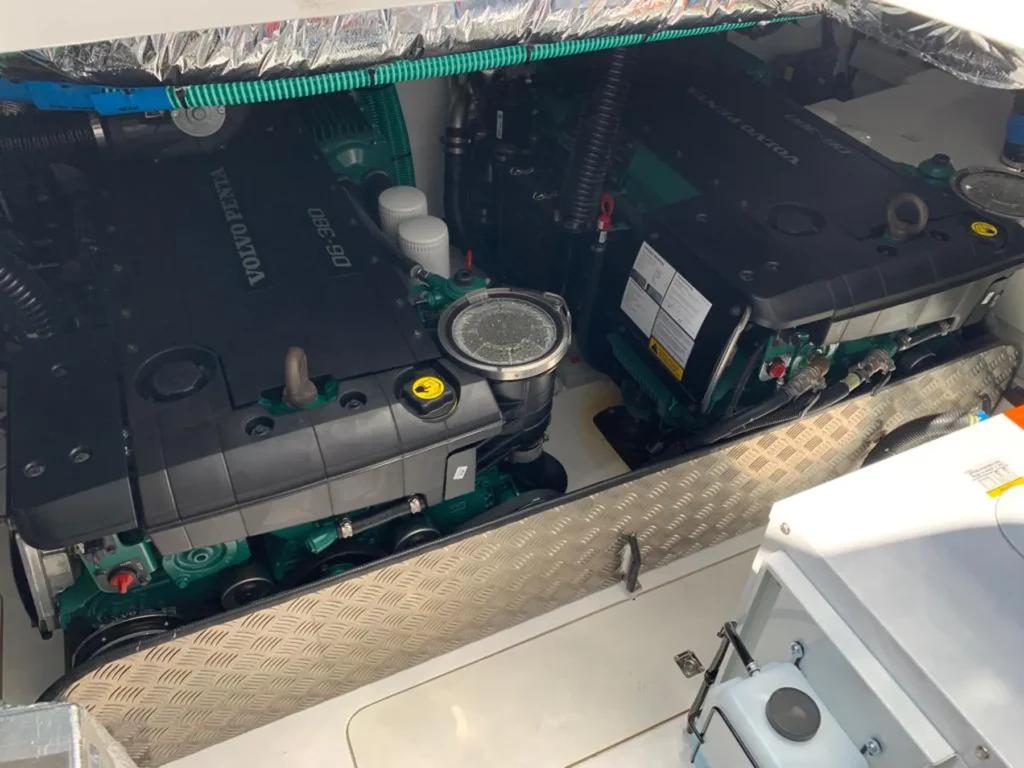 Motorenraum der Princess V40 2022 mit Volvo Penta-Motoren und einem sauberen, funktionalen Layout. Ein Blick auf die technische Stärke dieser luxuriösen Yacht.