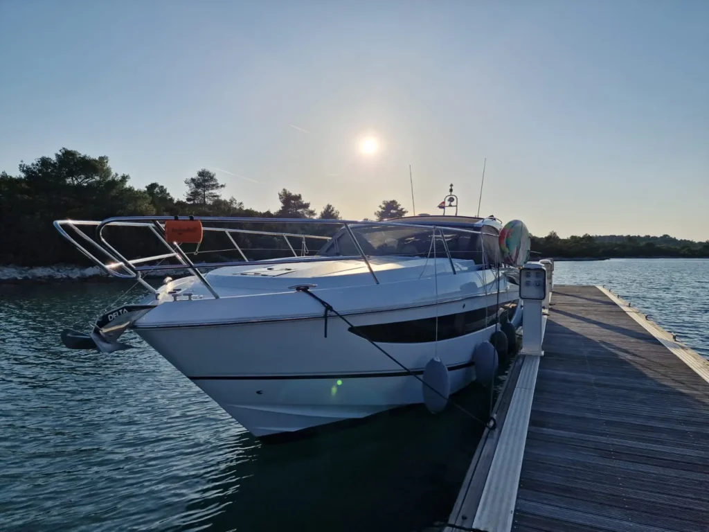 Die Princess V40 2022 liegt an einem Steg im Sonnenuntergang, mit ihrer geschmeidigen Linienführung und polierten Edelstahlgeländern.