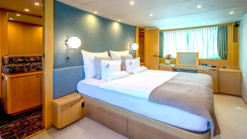 18-INSIEME-Master-cabin-side-view_