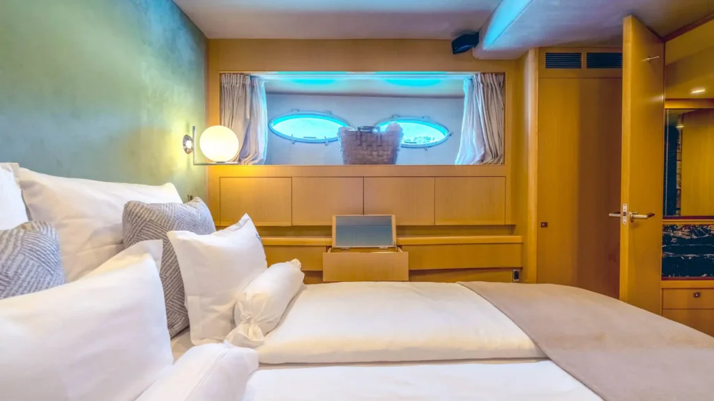 23-INSIEME-Double-cabin-side-view_