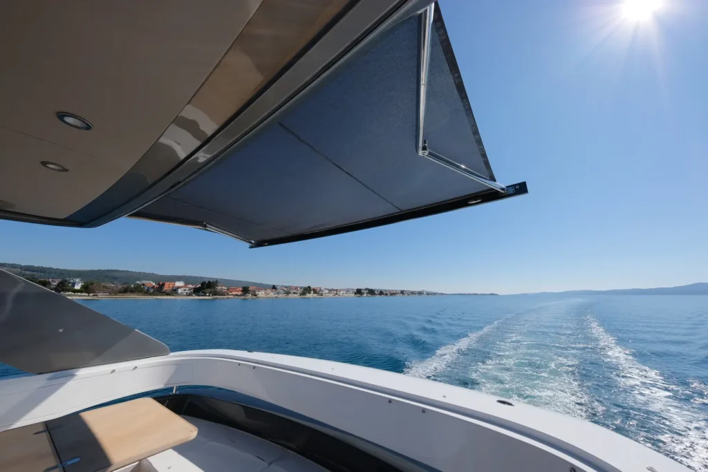 Princess_F55_2024_17_Flybridge_Shade