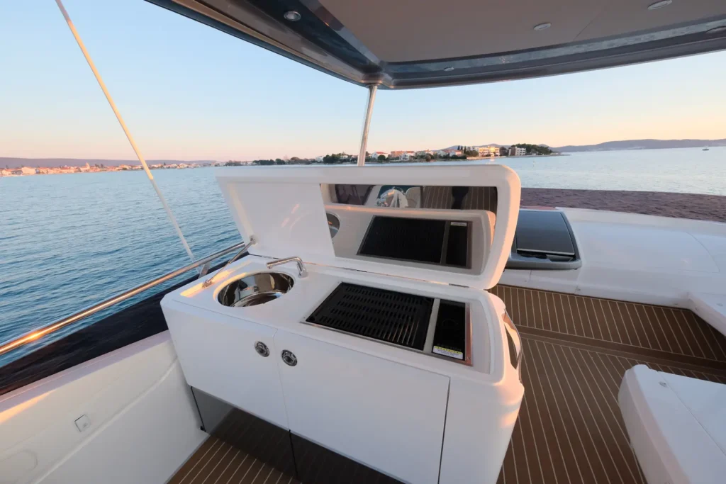 Princess_F55_2024_20_Flybridge_BBQ_Station